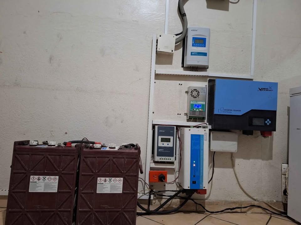 installation et maintenance de système solaire, installation et maintenance inverter et Batterie