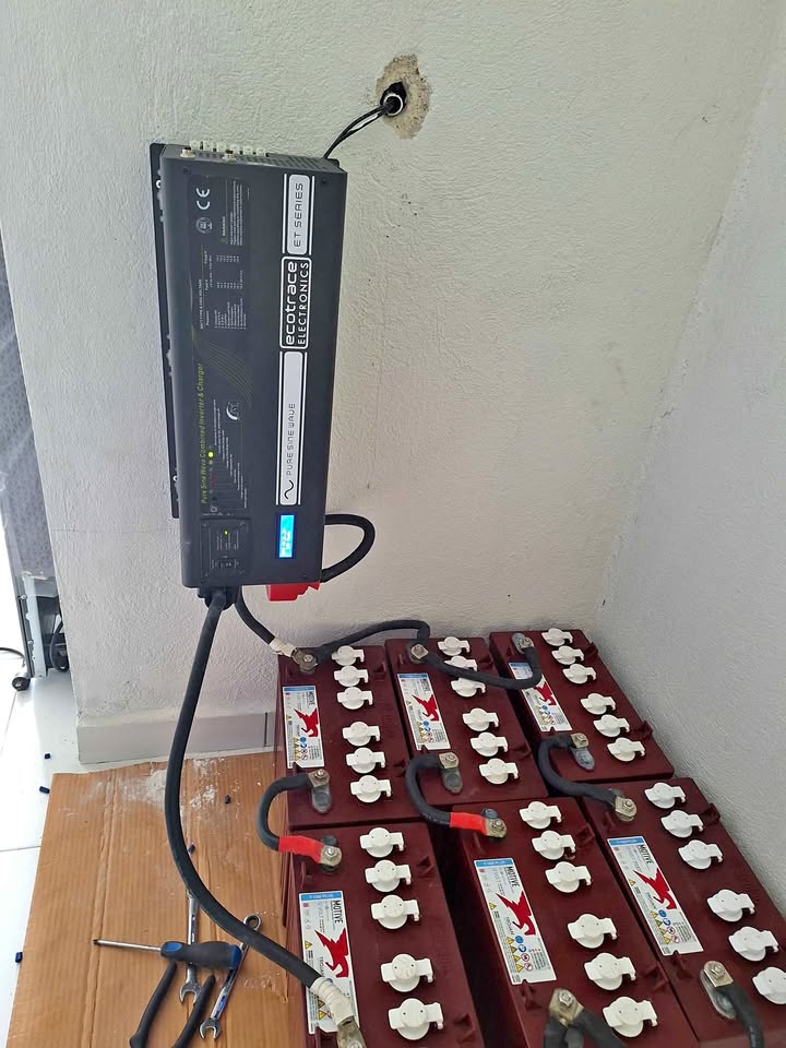 installation et maintenance de système solaire, installation et maintenance inverter et Batterie